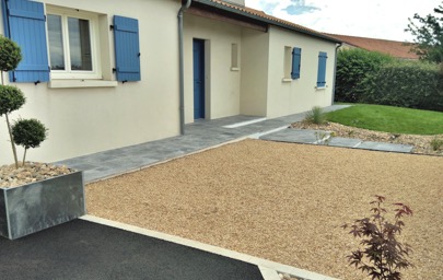 Minéraux et jardinière en gré