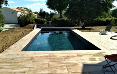 Environnement de piscine, terrasse bois et carrelage