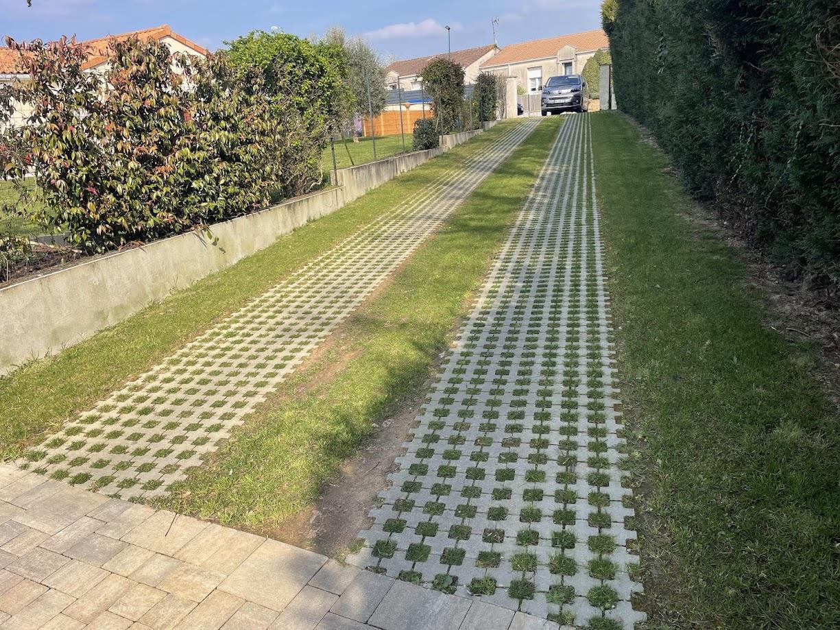 Accès & parking privatifs en dalle béton engazonnée - MAULEON 79